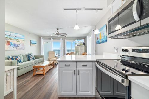 eine Küche und ein Wohnzimmer mit einer Couch in der Unterkunft Perdido Skye 16 in Pensacola