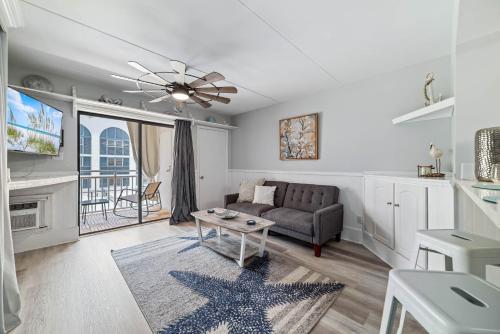 TV a/nebo společenská místnost v ubytování Sugar Beach Unit 210