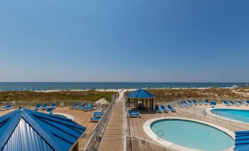 Bazén v ubytování Sugar Beach Unit 210 nebo v jeho okolí