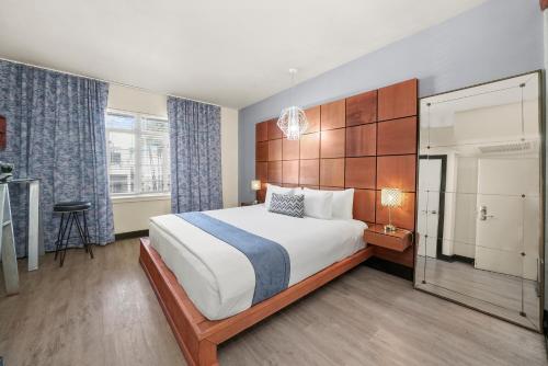 Postel nebo postele na pokoji v ubytování Chesterfield Hotel & Suites