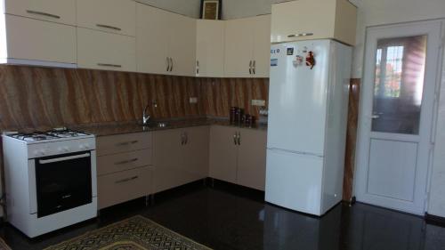 Virtuvė arba virtuvėlė apgyvendinimo įstaigoje Nargiz's House