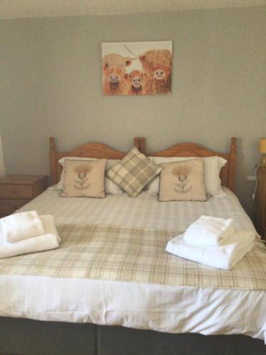 Una cama o camas en una habitación de The Castle Hotel