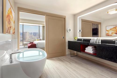 Postel nebo postele na pokoji v ubytování Conrad Las Vegas At Resorts World