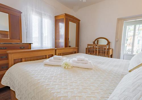 a bedroom with a bed with two towels on it at Camera tra le Cinque Terre, Camogli e Portofino. Vista valle e scorcio mare all'orizzonte in Castiglione Chiavarese