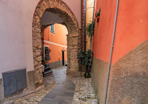 an alley with an archway next to a building at Camera tra le Cinque Terre, Camogli e Portofino. Vista valle e scorcio mare all'orizzonte in Castiglione Chiavarese