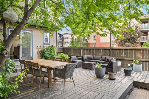 Khu vực ghế ngồi tại Social Haus Trendy 3BR Townhome in Bridgeland YYC