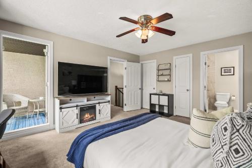 TV/trung tâm giải trí tại Social Haus Trendy 3BR Townhome in Bridgeland YYC
