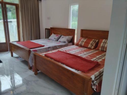 努沃勒埃利耶Mist haven villa Only for the Local Guests的配有两张床的客房内。