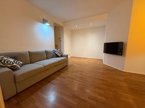 Телевизор и/или развлекательный центр в Rimini centro - Residenza Romy con giardino - 5 posti letto