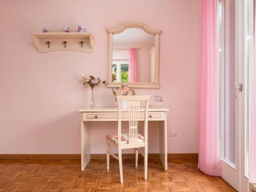 une coiffeuse avec un miroir et une chaise dans l'établissement Villa dei Fiori - Exclusive Villa with garden in Sorrento Coast, à Vico Equense