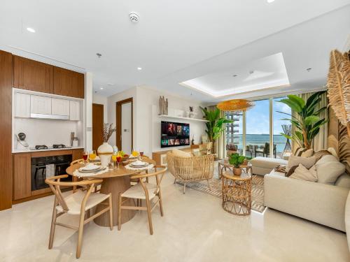 Palm and Marina Views in NEW Palace Beach Residence photo 2