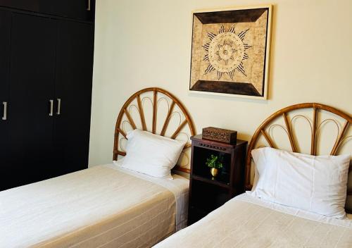 two beds sitting next to each other in a room at Departamento para Renta en Querétaro in Mendiola