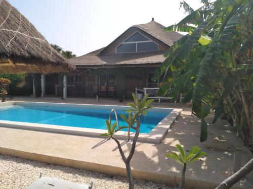 Bazén v ubytování VILLA de LUXE PISCINE JACUZZI WIFI CLIMATISATION nebo v jeho okolí