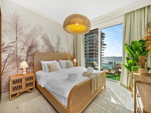 Una cama o camas en una habitación de Palm and Marina Views in NEW Palace Beach Residence