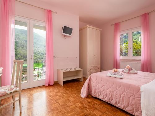 une chambre avec des rideaux roses et un lit et un balcon dans l'établissement Villa dei Fiori - Exclusive Villa with garden in Sorrento Coast, à Vico Equense