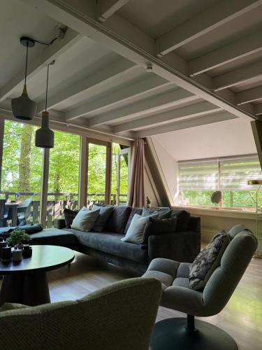 a living room with a couch and a table at Durbuy Bungalow 194, calme et nature in Durbuy