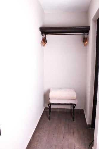 a room with a bench with a white mattress at Palms Hotel in Ciudad Acuña