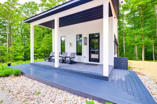 Jardín al aire libre en Modern Bellaire Cabin Less Than 5 Mi to Lake and Slopes!