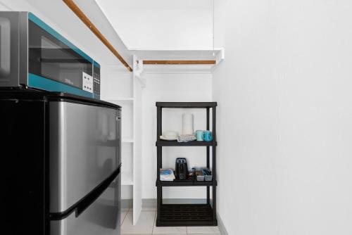 Una cocina o cocineta en SeaI - Unit H with pool