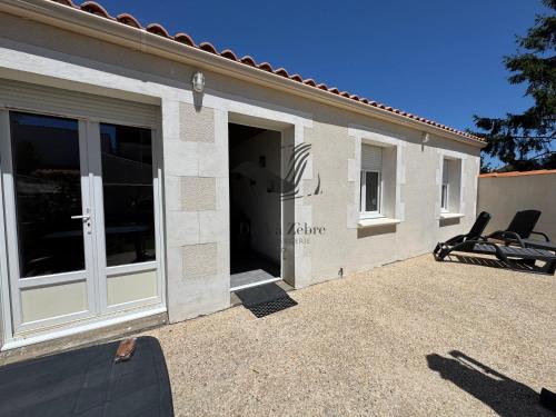 Το κτήριο όπου στεγάζεται  η παραθεριστική κατοικία