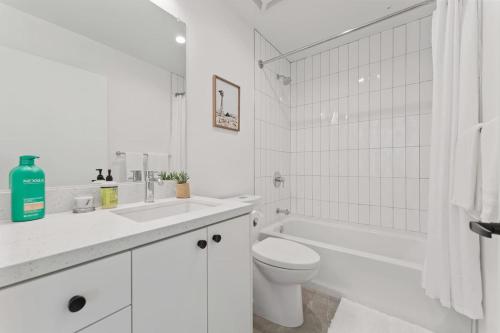 洛杉矶Stylist Downtown LA Gateway- Studio Apt的白色的浴室设有卫生间、浴缸和水槽。