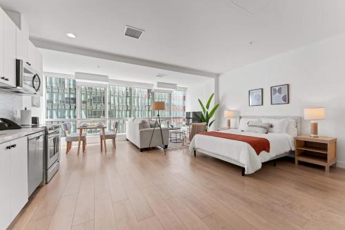 洛杉矶Stylist Downtown LA Gateway- Studio Apt的一间白色的大卧室,配有床和厨房