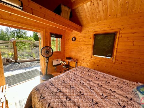 Postel nebo postele na pokoji v ubytování Garden Bay Hideaway - Glamping & RV
