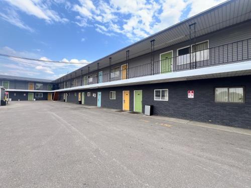 an empty parking lot in front of a building at Hotel O East Hemphill Burton-Flint in Burton