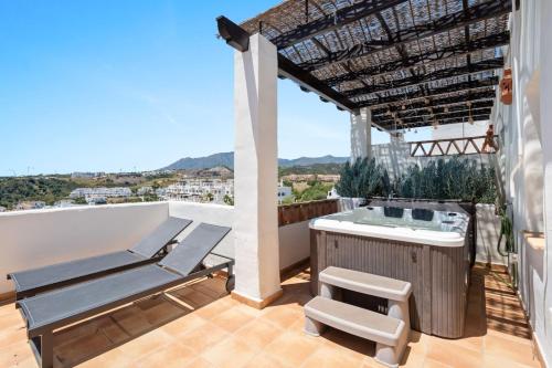 Sea View Apartment with Private Jacuzzi - Sunset Golf, Estepona