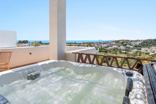 Sea View Apartment with Private Jacuzzi - Sunset Golf, Estepona