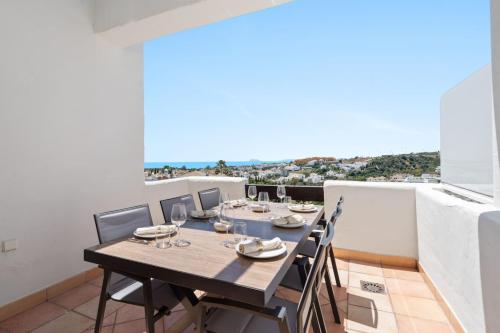 Sea View Apartment with Private Jacuzzi - Sunset Golf, Estepona