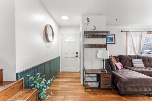 Spacious and Comfy Close to Everything Backyardにあるシーティングエリア