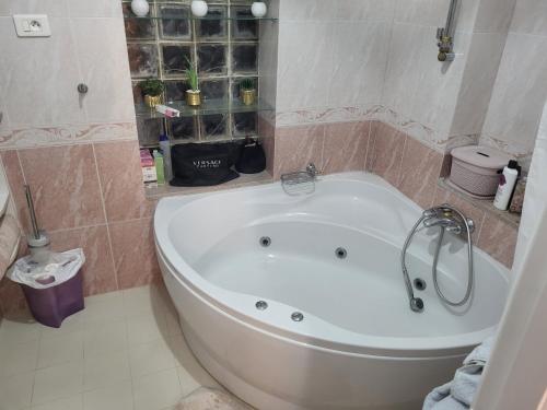 Koupelna v ubytování Villa S6 avec piscine, jardin et jacuzzi