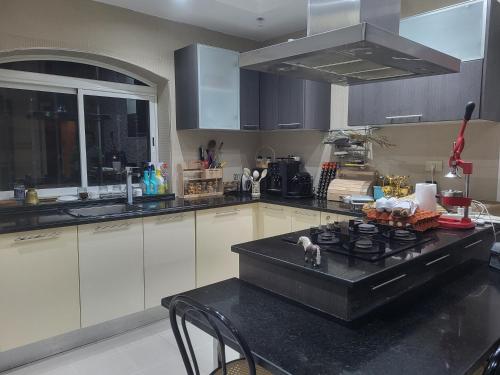 Kuchyň nebo kuchyňský kout v ubytování Villa S6 avec piscine, jardin et jacuzzi