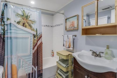 Un baño con lavabo y ducha en The Cabana on the Coast, en Gulfport