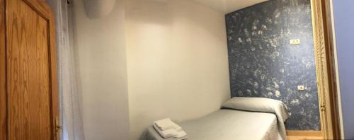 a small room with a bed and a wall at El rincon de la mesta in Arroyo Frio