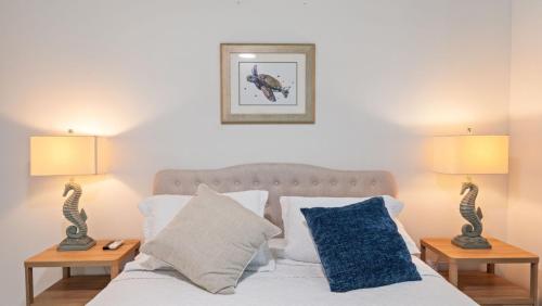 Ένα ή περισσότερα κρεβάτια σε δωμάτιο στο Casa Angelica Apt 103 steps to Sandy Beach