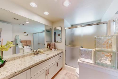 Vannituba majutusasutuses Fairway View Getaway Pool Spa Tennis Access