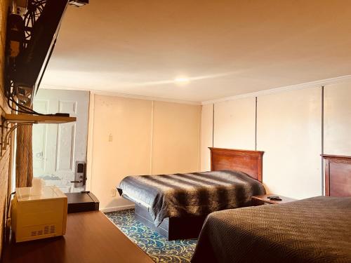a hotel room with two beds in a room at Hotel O East Hemphill Burton-Flint in Burton