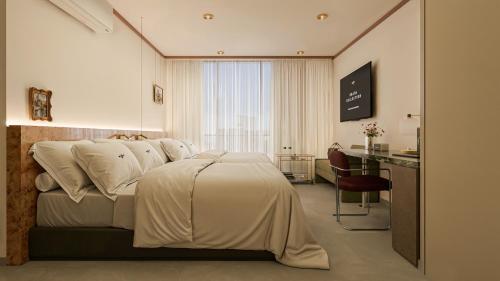 ein Hotelzimmer mit einem Bett und einem Schreibtisch in einem Zimmer in der Unterkunft Brada Collection Stays in Guadalajara