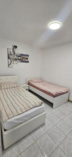 - 2 lits dans une pièce dans l'établissement Appartement idéalement situé, à Besançon