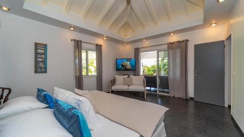 Ένα ή περισσότερα κρεβάτια σε δωμάτιο στο Unforgettable Villa in the Heart of the Island