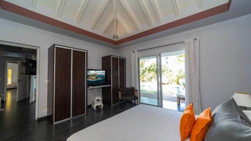 Μια τηλεόραση ή/και κέντρο ψυχαγωγίας στο Unforgettable Villa in the Heart of the Island