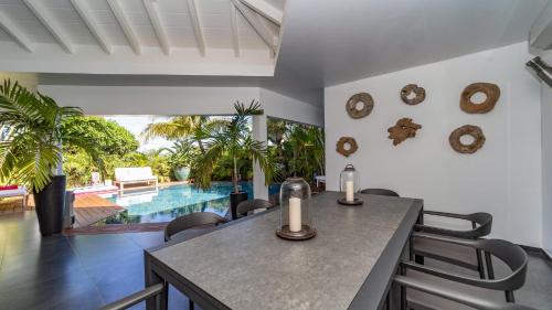 Πισίνα στο ή κοντά στο Unforgettable Villa in the Heart of the Island