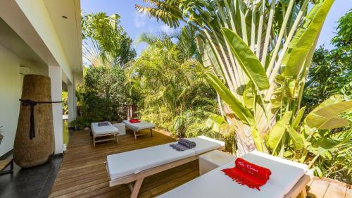 Κήπος έξω από το Unforgettable Villa in the Heart of the Island