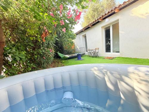 una vasca idromassaggio nel cortile di una casa di Séjour idéal à Marseille - entre mer, soleil et confort a Marsiglia