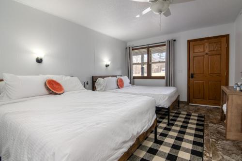 Ένα ή περισσότερα κρεβάτια σε δωμάτιο στο Lumberjill Room 15 Two Queen Beds