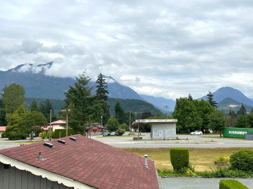 a group of birds sitting on the roof of a building at Richca Chalets Resort in Hope