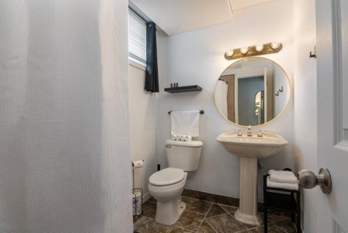 Ένα μπάνιο στο Lumberjill Room 15 Two Queen Beds