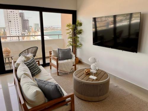 un salon avec un canapé et une table basse dans l'établissement Departamento cerca del Malecón, à Mazatlán